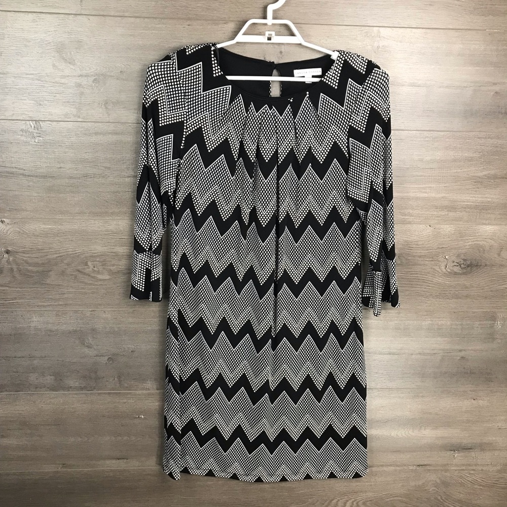 3/$25🛍️ Sandra Darren Women's Printed Chevron Shift Dress